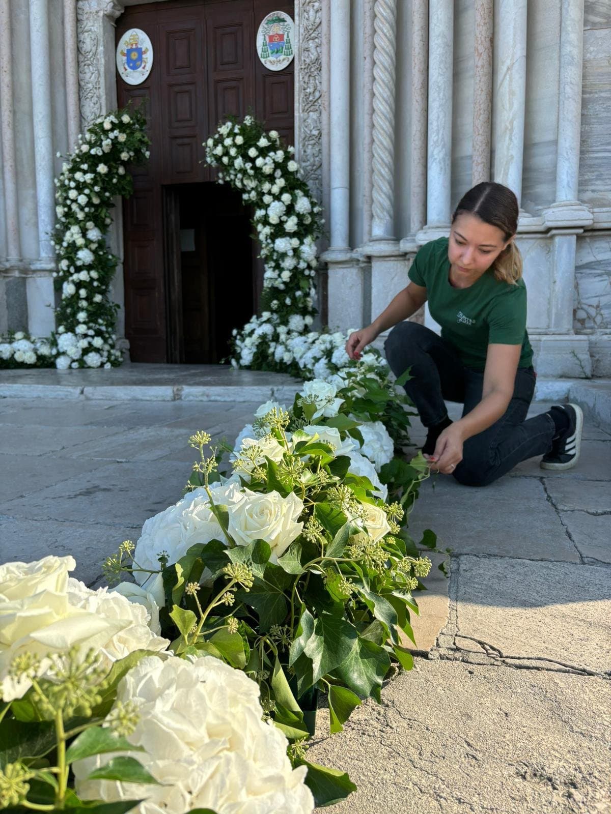 Martina Ciavattini al lavoro su allestimento floreale